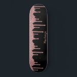 Roze roze roze roze goudglitter - rugleuning persoonlijk skateboard<br><div class="desc">Girly Cool Pink Rose Gold Glitter Sparkle Drips Skateboard met faux glitter drips en uw persoonlijke naam op een zwarte achtergrond. Eenvoudig aan te passen en perfect voor uw glitteresthesie.</div>