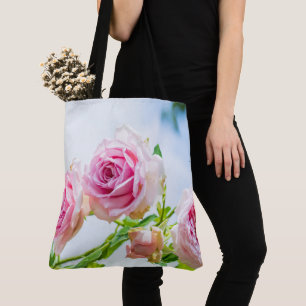 Roze roze roze rozenbloem in de tuin tote bag