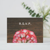 Roze Rozen & Barnwood Rustieke Bruiloft RSVP Kaartje (Staand voorkant)