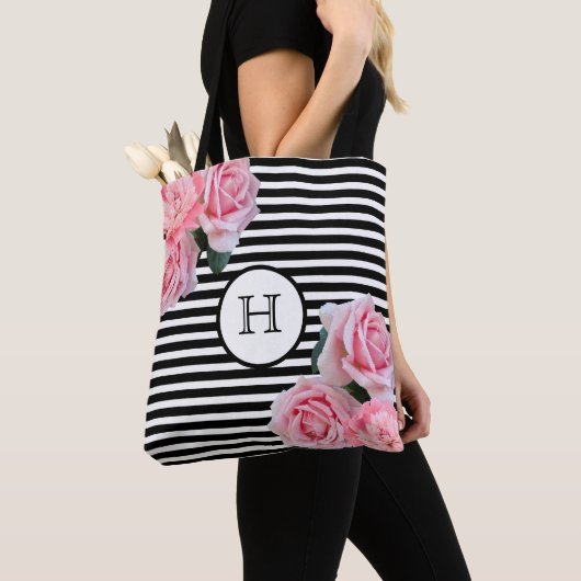 Roze rozen bloemen zwart witte strepen monogram tote bag (Dichtbij)