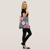 Roze rozen bloemen zwart witte strepen monogram tote bag (Op model)