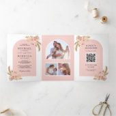 Roze Rozen Boho Pampas Boog QR Code Trouwen Drieluik Uitnodiging (Binnen)