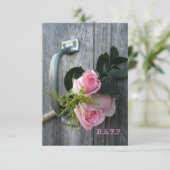 Roze rozen en Barnwood Wedding RSVP (Staand voorkant)