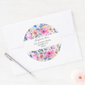 Roze rozen en bloemen met roze strepen ronde sticker (Envelop)
