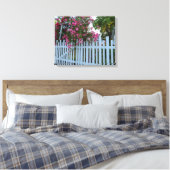 Roze rozen en Picket Fence - Martha's wijngaard Canvas Afdruk (Insitu (Slaapkamer))