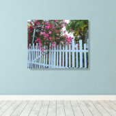 Roze rozen en Picket Fence - Martha's wijngaard Canvas Afdruk (Insitu (Houten vloer))
