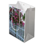 Roze rozen en Picket Fence - Martha's wijngaard Medium Cadeauzakje (Voorkant Gekanteld)