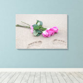 roze rozen en voetafdrukken in zand canvas afdruk (Insitu (Houten vloer))