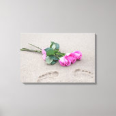 roze rozen en voetafdrukken in zand canvas afdruk (Voorkant)