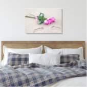 roze rozen en voetafdrukken in zand canvas afdruk (Insitu (Slaapkamer))