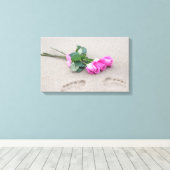 Roze rozen en voetafdrukken in zand canvas afdruk (Insitu (Houten vloer))