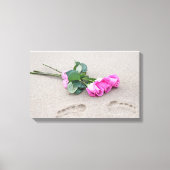 Roze rozen en voetafdrukken in zand canvas afdruk (Voorkant)