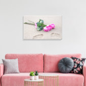 Roze rozen en voetafdrukken in zand canvas afdruk (Insitu (Woonkamer))