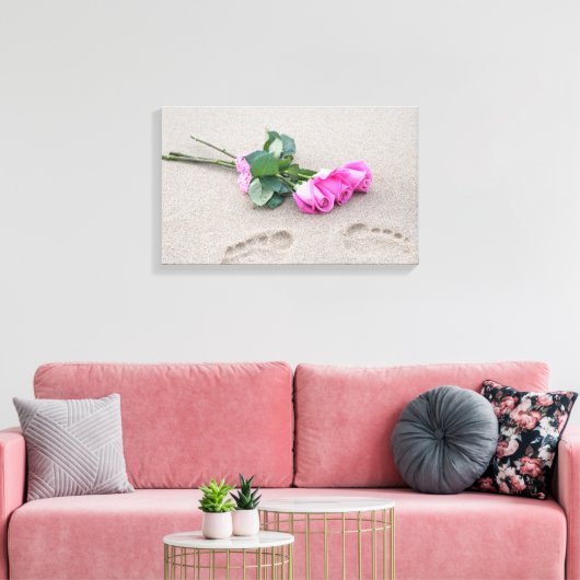 Roze rozen en voetafdrukken in zand canvas afdruk (Insitu (Woonkamer))
