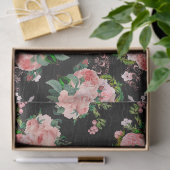Roze rozen en witte bloemen op zwarte ontkoppeling tissuepapier (Geschenk)