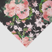 Roze rozen en witte bloemen op zwarte ontkoppeling tissuepapier (Detail)