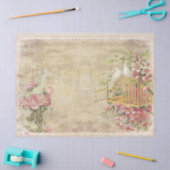 Roze rozen en witte doven op vervormd tin tissuepapier (Craft)