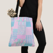 Roze Rozen en Witte Vlinders Faux Patchwork Tote Bag (Dichtbij)