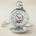 roze rozen, gegraveerd Lijst en monogram Zakhorloge<br><div class="desc">Elegant gegraveerd grijs rond bloemig lijst met ruimte voor monogram verfraaid met  roze rozen op doorzichtige achtergrond. Elk grafisch element kan worden vergroot/verkleind en verplaatst. Optionele faux zilveren Romeinse cijfers.</div>