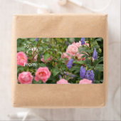 Roze rozen in een Roos tuin Etiket (Insitu)