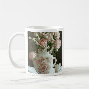 Roze rozen in een theepot koffiemok