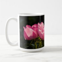 Roze rozen in gouden tuinglans