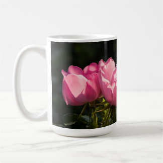 Roze rozen in gouden tuinglans  koffiemok