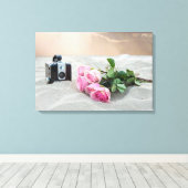 roze rozen in zand met retro camera canvas afdruk (Insitu (Houten vloer))
