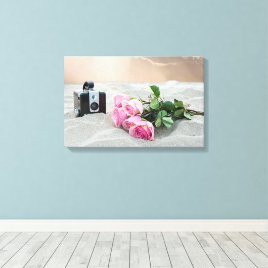 roze rozen in zand met retrocamera canvas afdruk (Insitu (Houten vloer))