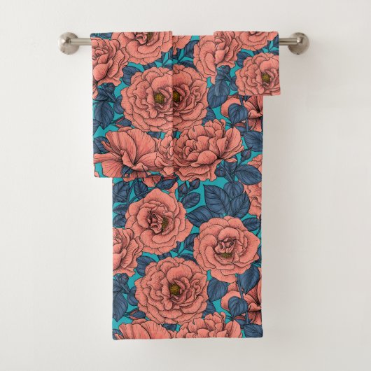 Roze rozen met blauwe bladeren op blauw bad handdoek (Insitu)