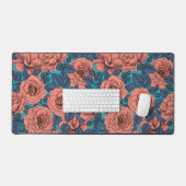 Roze rozen met blauwe bladeren op blauw bureaumat (Keyboard & Muis)