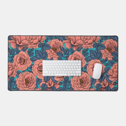 Roze rozen met blauwe bladeren op blauw bureaumat (Keyboard & Muis)
