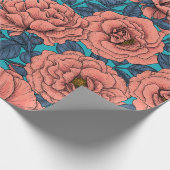 Roze rozen met blauwe bladeren op blauw cadeaupapier (Hoek)