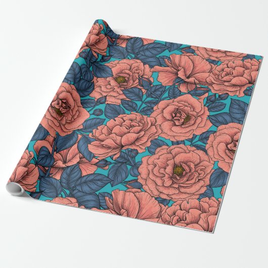 Roze rozen met blauwe bladeren op blauw cadeaupapier (Uitgerold)