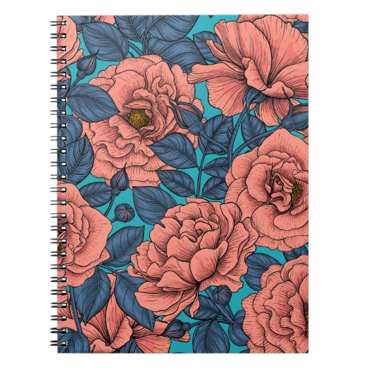 Roze rozen met blauwe bladeren op blauw notitieboek (Voorkant)