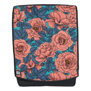 Roze rozen met blauwe bladeren op blauw rugtassen
