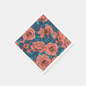 Roze rozen met blauwe bladeren op blauw servet (Hoek)