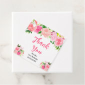Roze rozen met geboorteblomfoliage bedankjes labels (In situ)