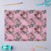 Roze rozen met grijze bladeren op de roze ontkoppe tissuepapier (Craft)