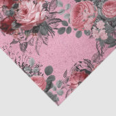 Roze rozen met grijze bladeren op de roze ontkoppe tissuepapier (Detail)