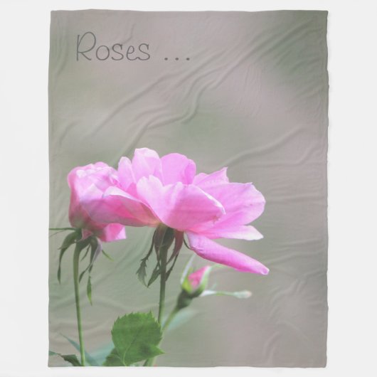Roze rozen met lichte grijze folie fleece deken (Voorkant)