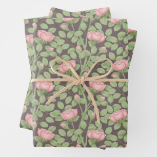 Roze rozen op donkere pruim inpakpapier vel
