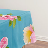 Roze rozen op een blauwe achtergrond tafelkleed (Voorbeeld)