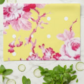 Roze rozen op gele keukenhanddoeken (Gevouwen)