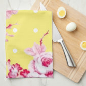 Roze rozen op gele keukenhanddoeken (Quarter Fold)