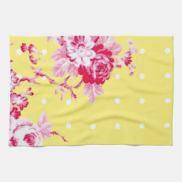 Roze rozen op gele keukenhanddoeken