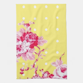 Roze rozen op gele keukenhanddoeken