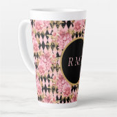 Roze rozen op Harlequin Monogram Latte Mok (Linkerhoek)