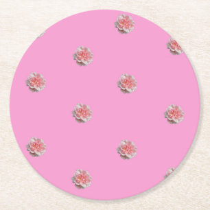 Roze rozen op roze ronde kartonnen onderzetter