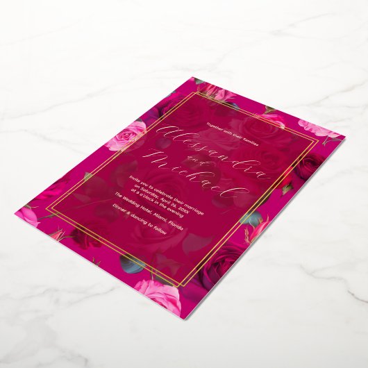 Roze rozen op Viva Magenta | Weddenschap Folie Uitnodiging (Gedraaid)